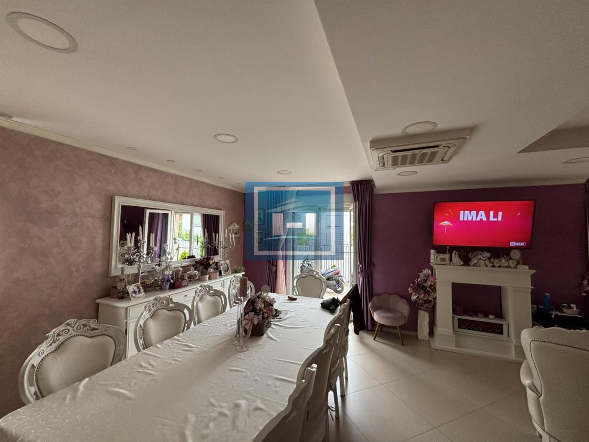 Luksuzan stan u novogradnji sa sopstvenim dvorištem, teretanom i 4 spavaće sobe+dva parking mesta 1