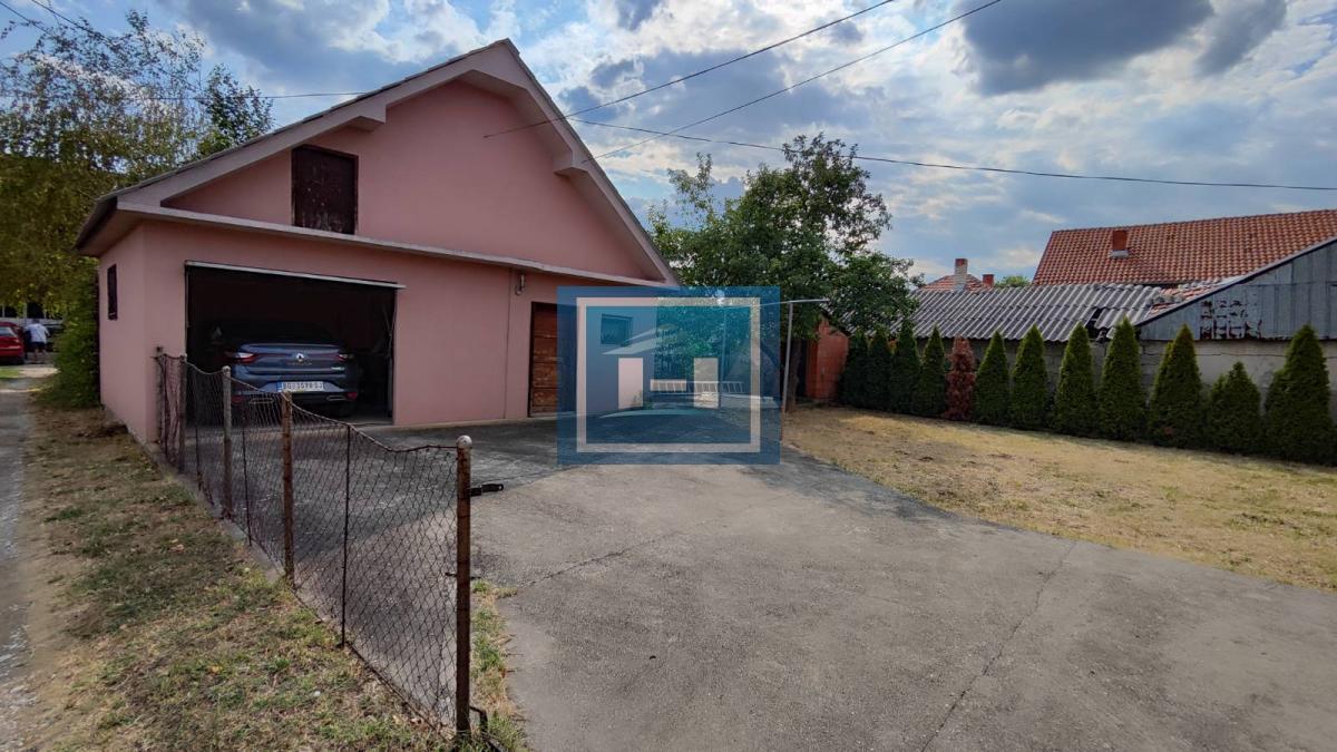 Prelepa potpuno  opremljena  prizemna kuća sa garažom u centralnom delu Batočine 22