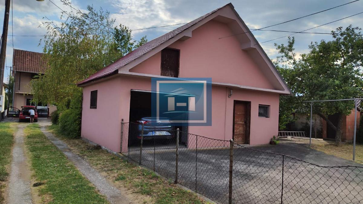 Prelepa potpuno  opremljena  prizemna kuća sa garažom u centralnom delu Batočine 10