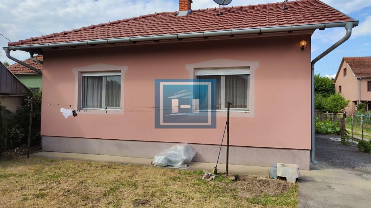 Prelepa potpuno  opremljena  prizemna kuća sa garažom u centralnom delu Batočine 11