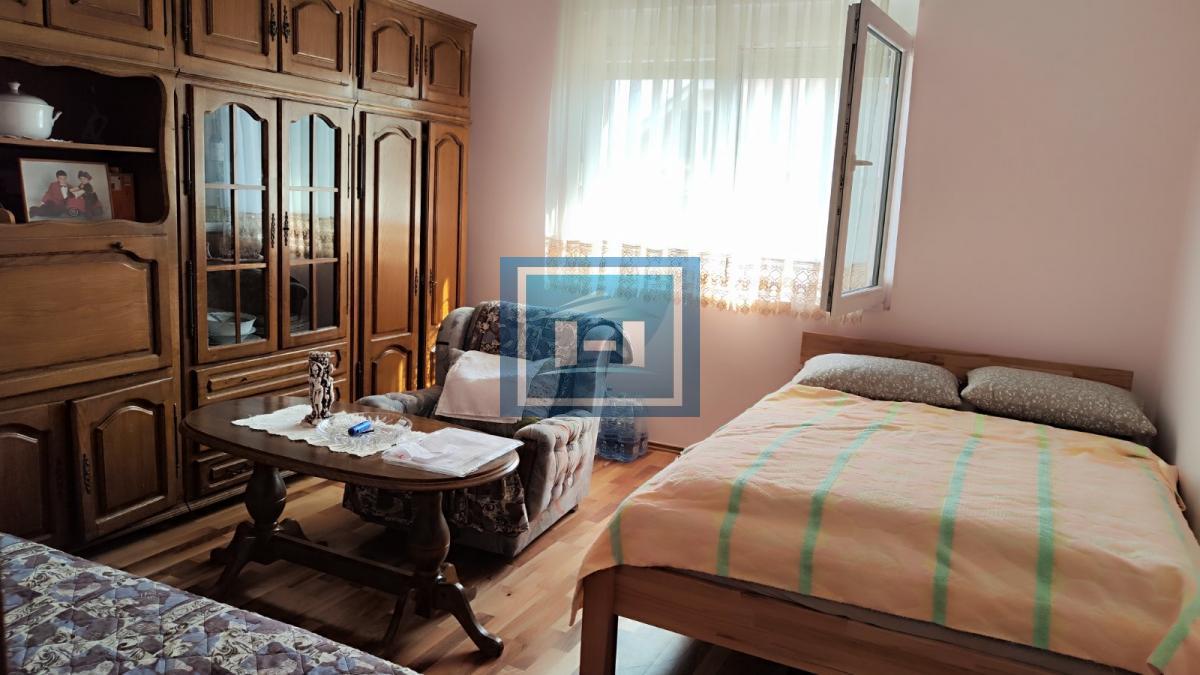 Prelepa potpuno  opremljena  prizemna kuća sa garažom u centralnom delu Batočine 12