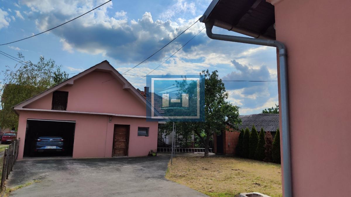 Prelepa potpuno  opremljena  prizemna kuća sa garažom u centralnom delu Batočine 13