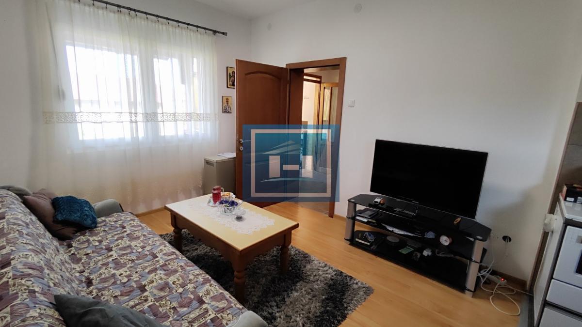 Prelepa potpuno  opremljena  prizemna kuća sa garažom u centralnom delu Batočine 14