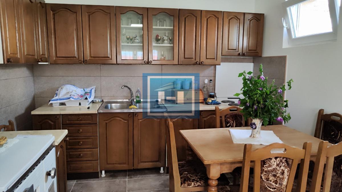 Prelepa potpuno  opremljena  prizemna kuća sa garažom u centralnom delu Batočine 15
