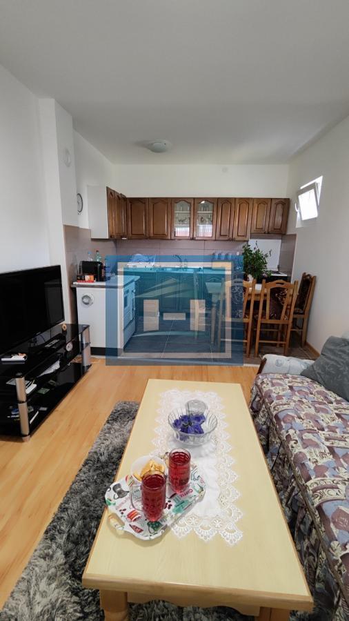 Prelepa potpuno  opremljena  prizemna kuća sa garažom u centralnom delu Batočine 16