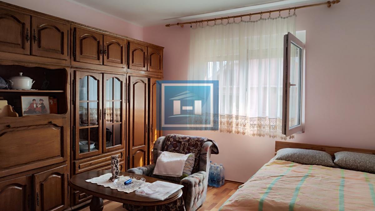 Prelepa potpuno  opremljena  prizemna kuća sa garažom u centralnom delu Batočine 17