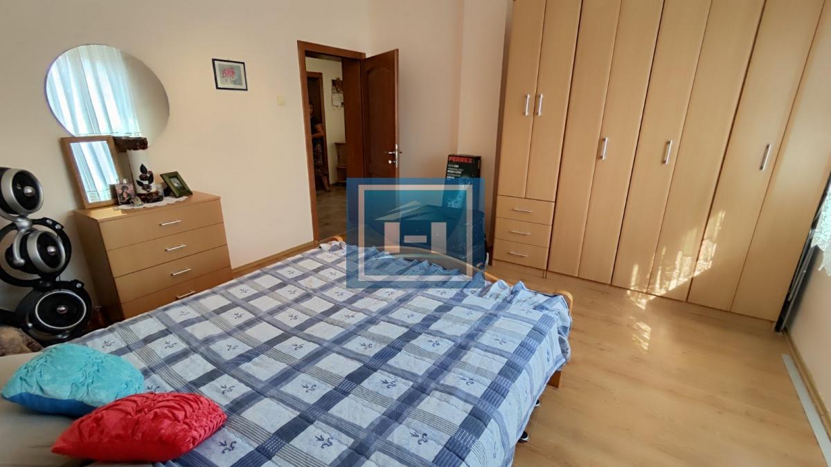 Prelepa potpuno  opremljena  prizemna kuća sa garažom u centralnom delu Batočine 18