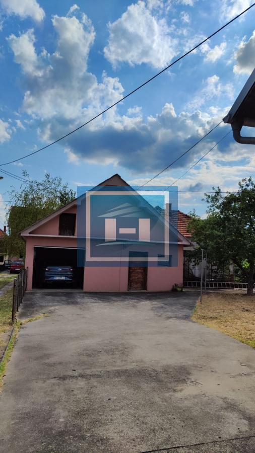 Prelepa potpuno  opremljena  prizemna kuća sa garažom u centralnom delu Batočine 20