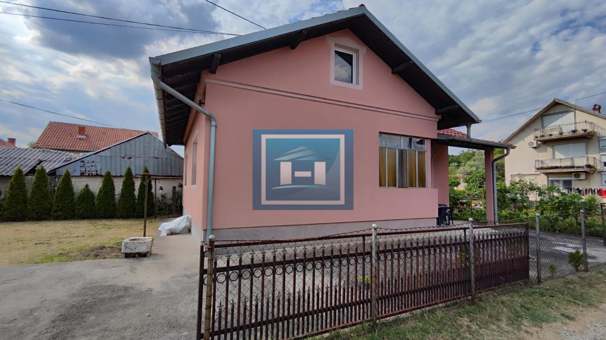 Prelepa potpuno  opremljena  prizemna kuća sa garažom u centralnom delu Batočine 3