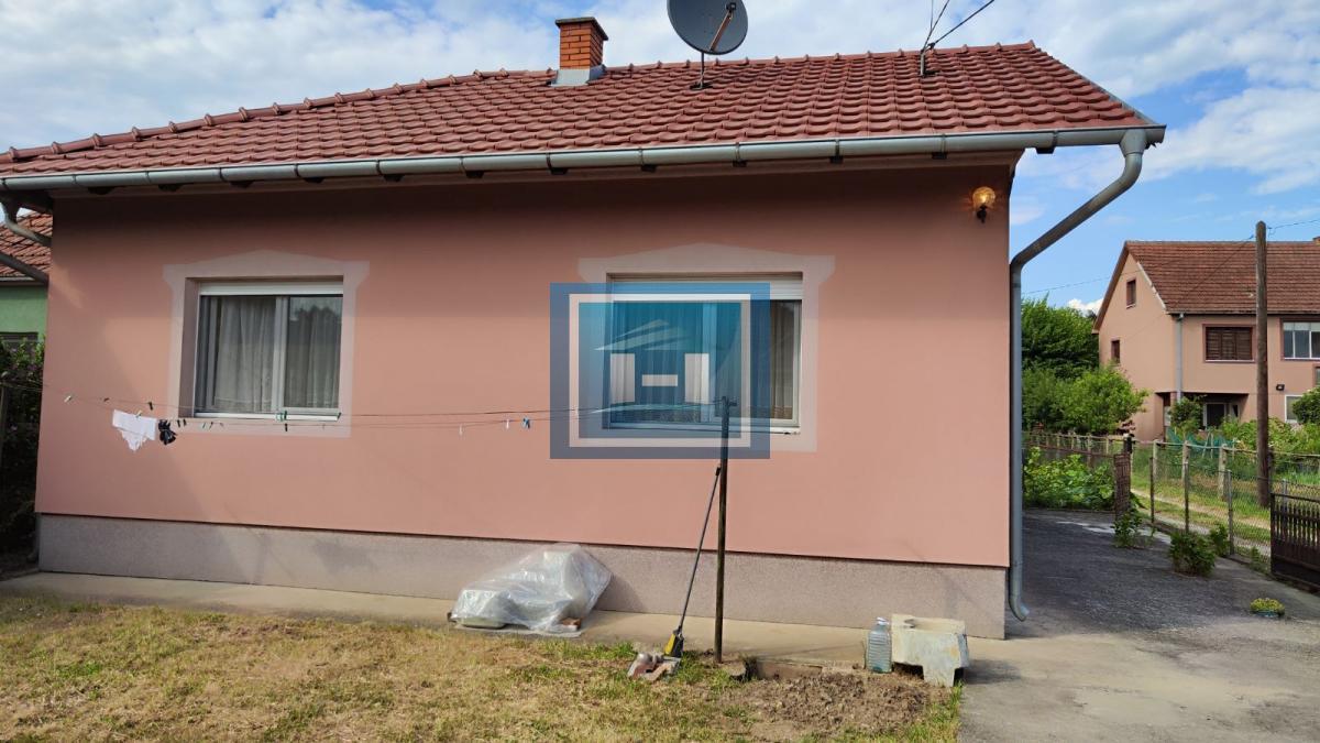 Prelepa potpuno  opremljena  prizemna kuća sa garažom u centralnom delu Batočine 4