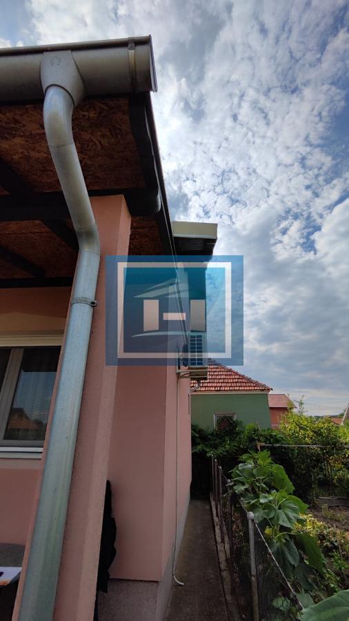 Prelepa potpuno  opremljena  prizemna kuća sa garažom u centralnom delu Batočine 5