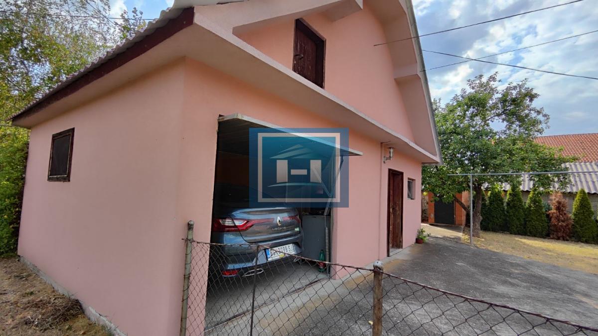Prelepa potpuno  opremljena  prizemna kuća sa garažom u centralnom delu Batočine 6