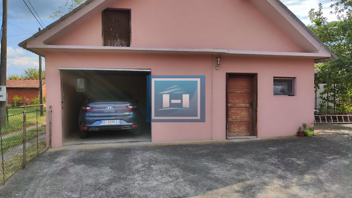 Prelepa potpuno  opremljena  prizemna kuća sa garažom u centralnom delu Batočine 7
