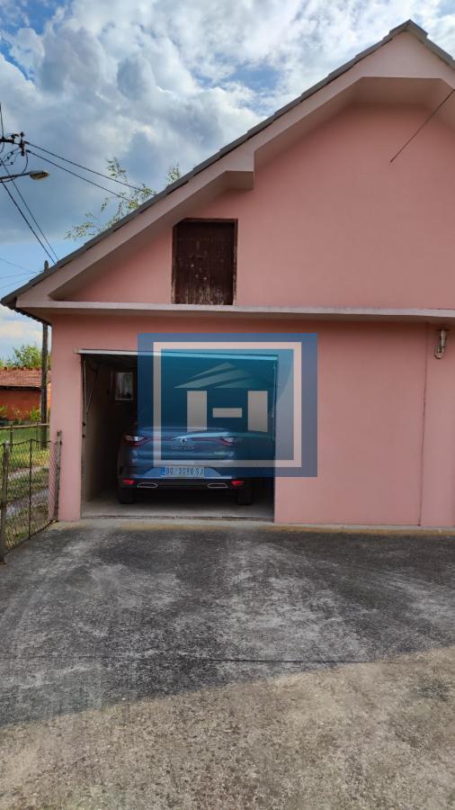 Prelepa potpuno  opremljena  prizemna kuća sa garažom u centralnom delu Batočine 8