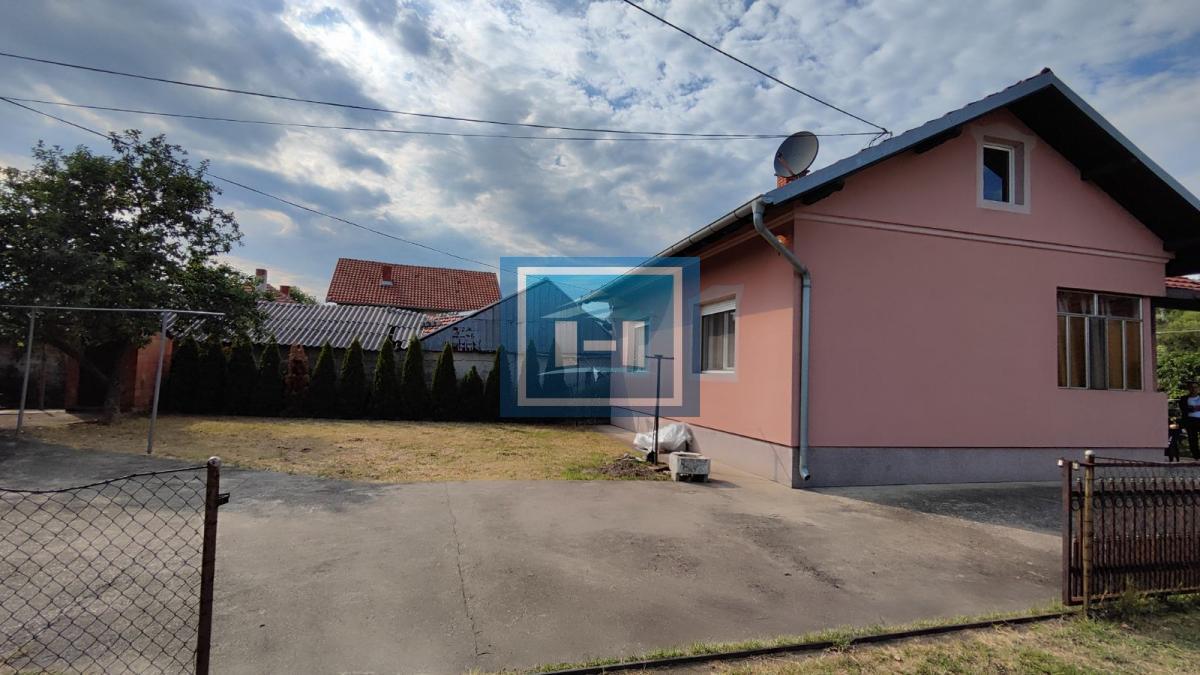 Prelepa potpuno  opremljena  prizemna kuća sa garažom u centralnom delu Batočine 9