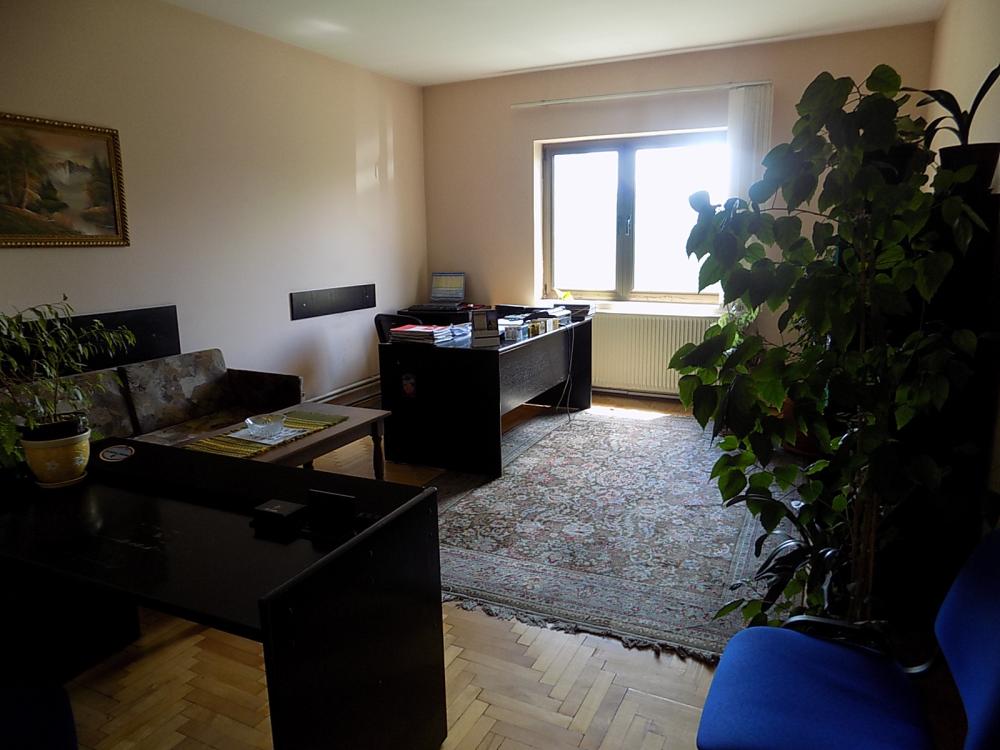 Dve hale i kancelarijski prostor 4