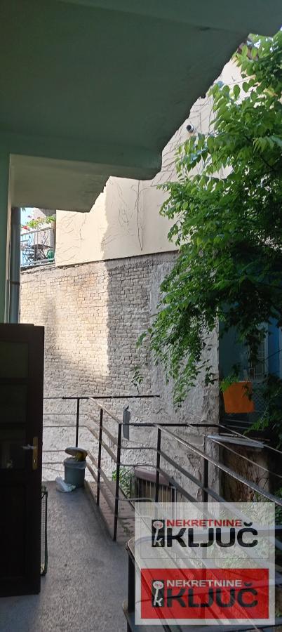 KOD SINAGOGE-JEVREJSKA, 102m2, Troiposoban, Salonac, može za Poslovni prostor 22