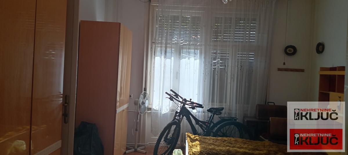 KOD SINAGOGE-JEVREJSKA, 102m2, Troiposoban, Salonac, može za Poslovni prostor 4