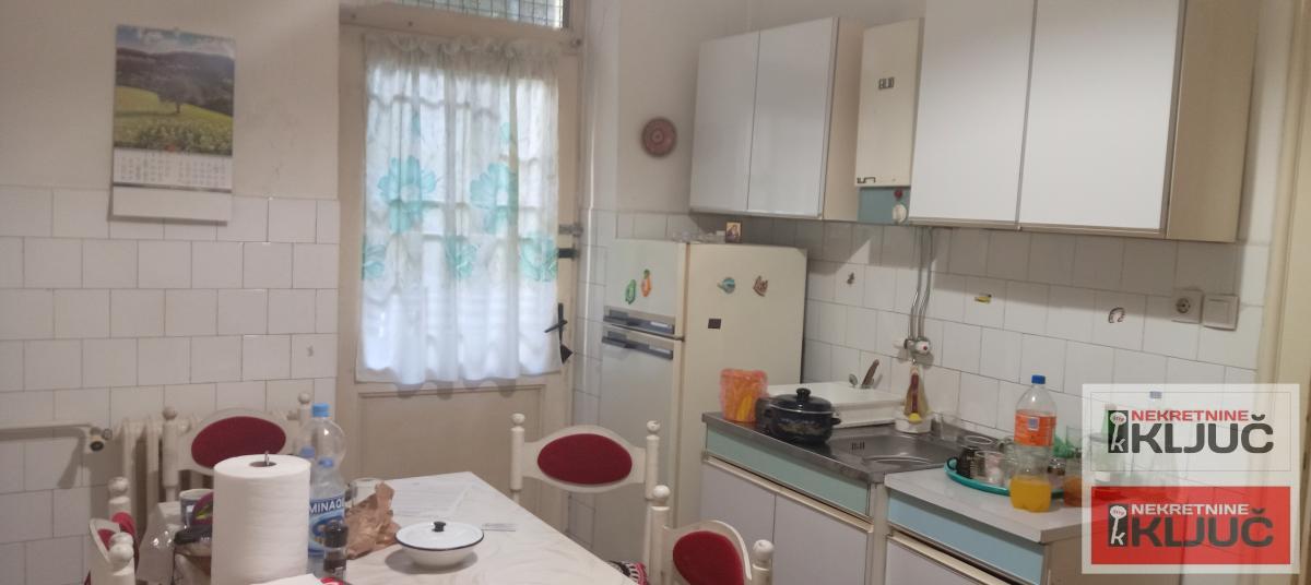 KOD SINAGOGE-JEVREJSKA, 102m2, Troiposoban, Salonac, može za Poslovni prostor 8