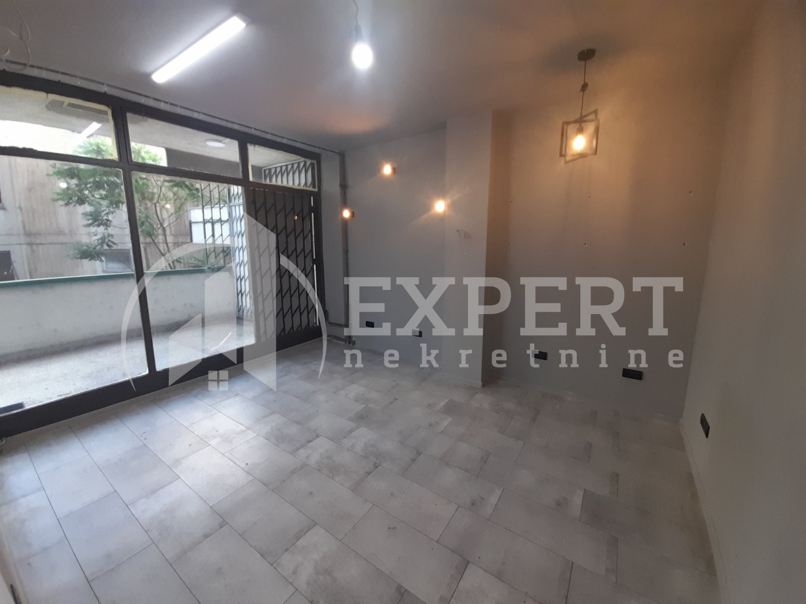 Lokal, 17 m2, Crveni Pevac, Bulevar dr Zorana ID: i-012506 1