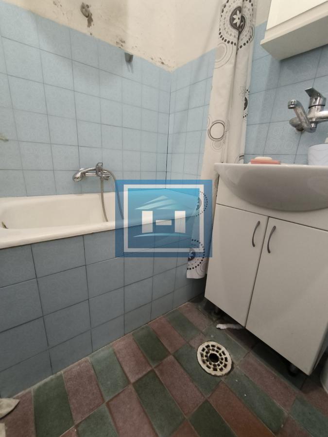 Na prodaju kuća sa lokalom u strogom centru grada 10