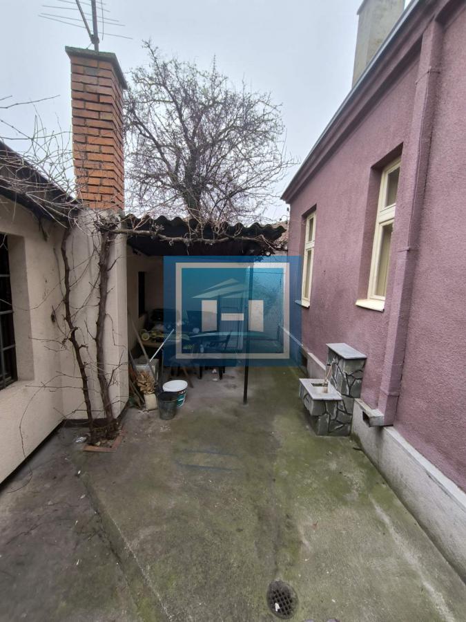 Na prodaju kuća sa lokalom u strogom centru grada 11