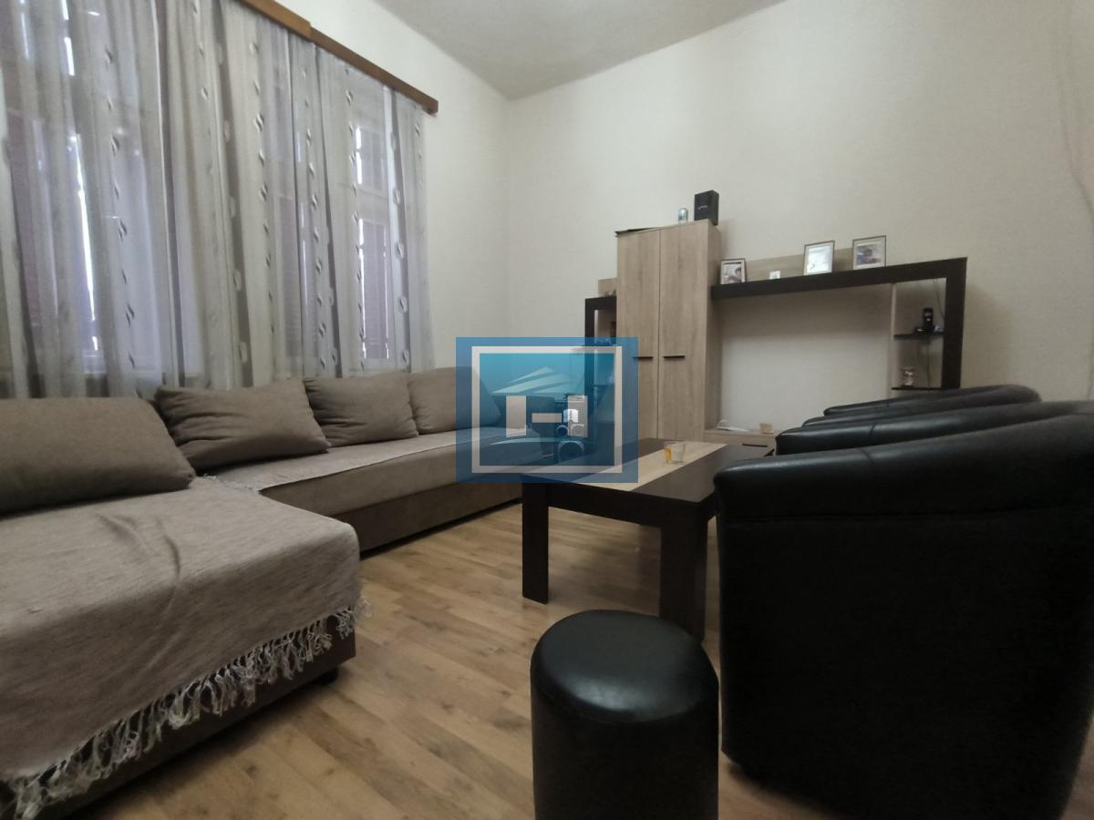 Na prodaju kuća sa lokalom u strogom centru grada 2