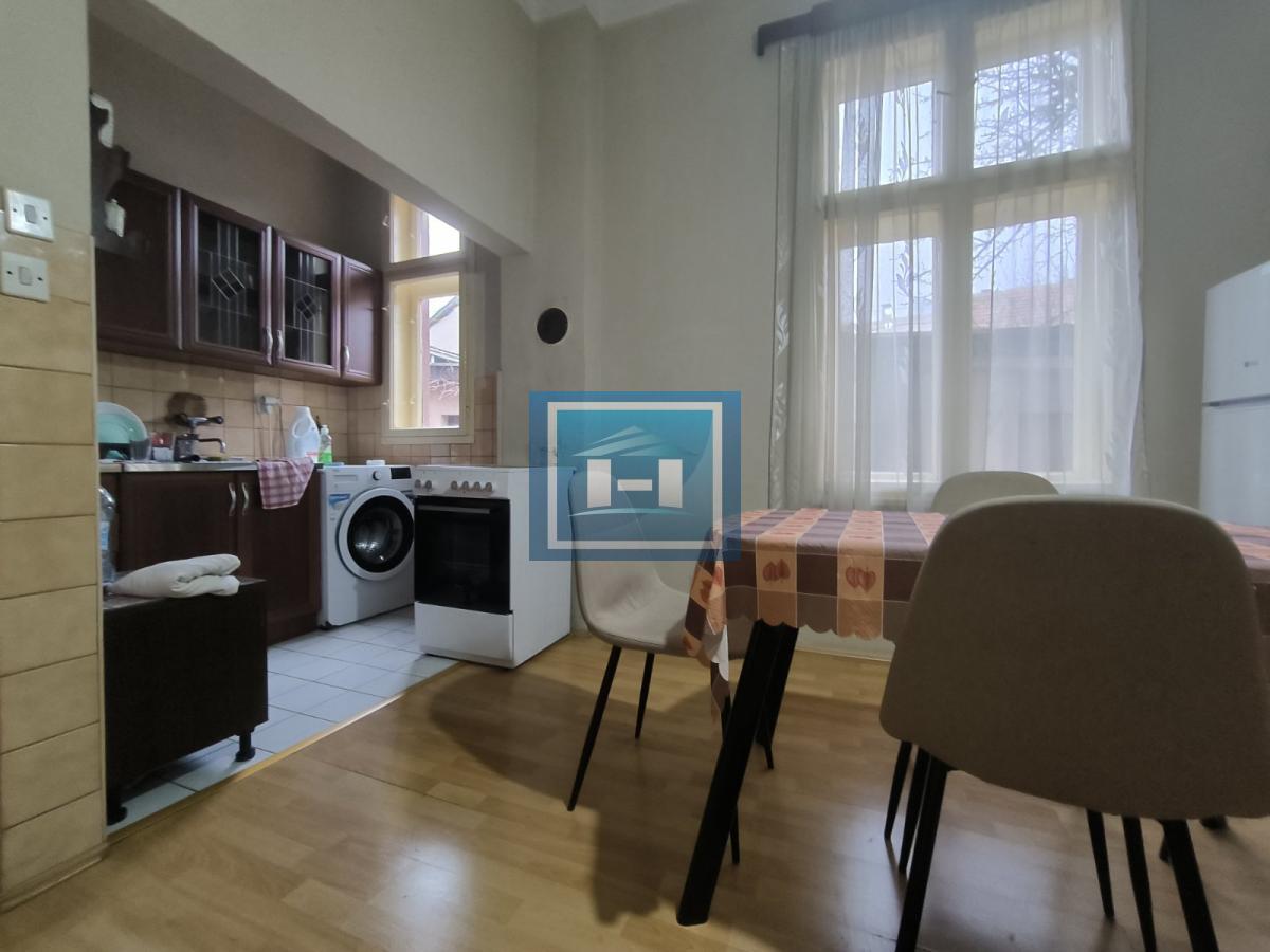 Na prodaju kuća sa lokalom u strogom centru grada 3