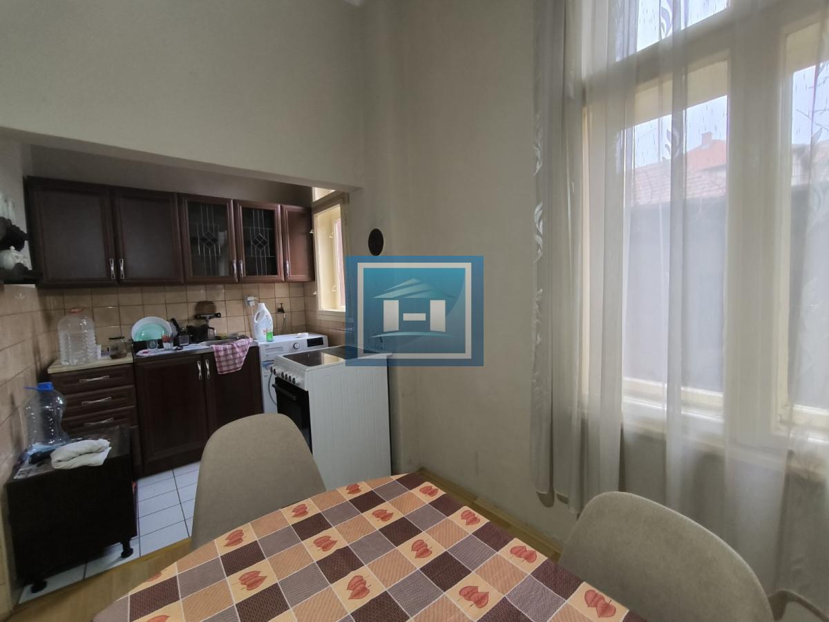 Na prodaju kuća sa lokalom u strogom centru grada 4