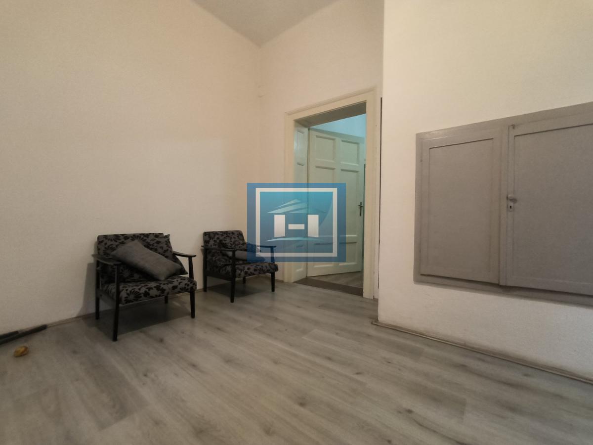 Na prodaju kuća sa lokalom u strogom centru grada 9