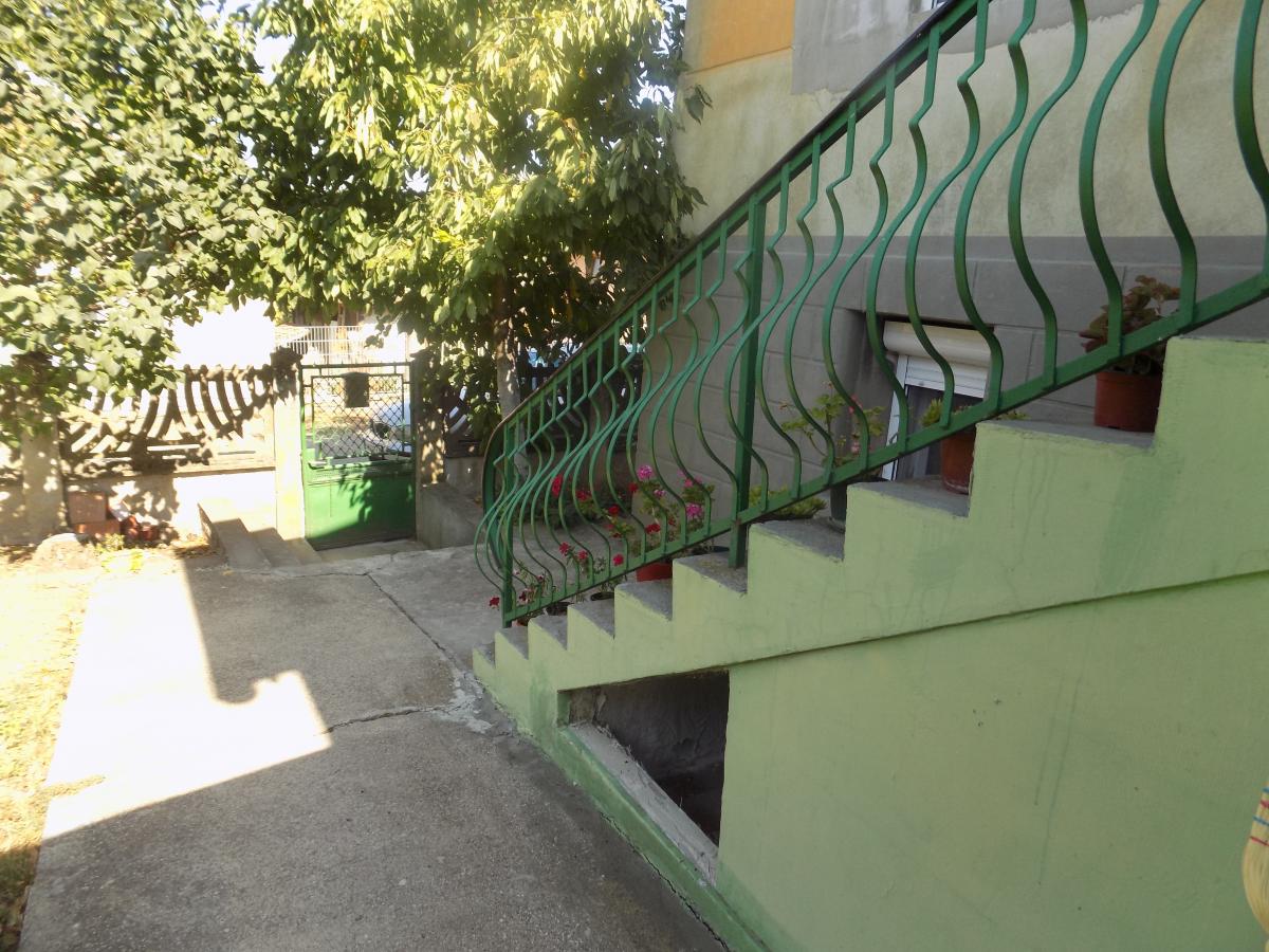 Na prodaju seosko domaćinstvo 11