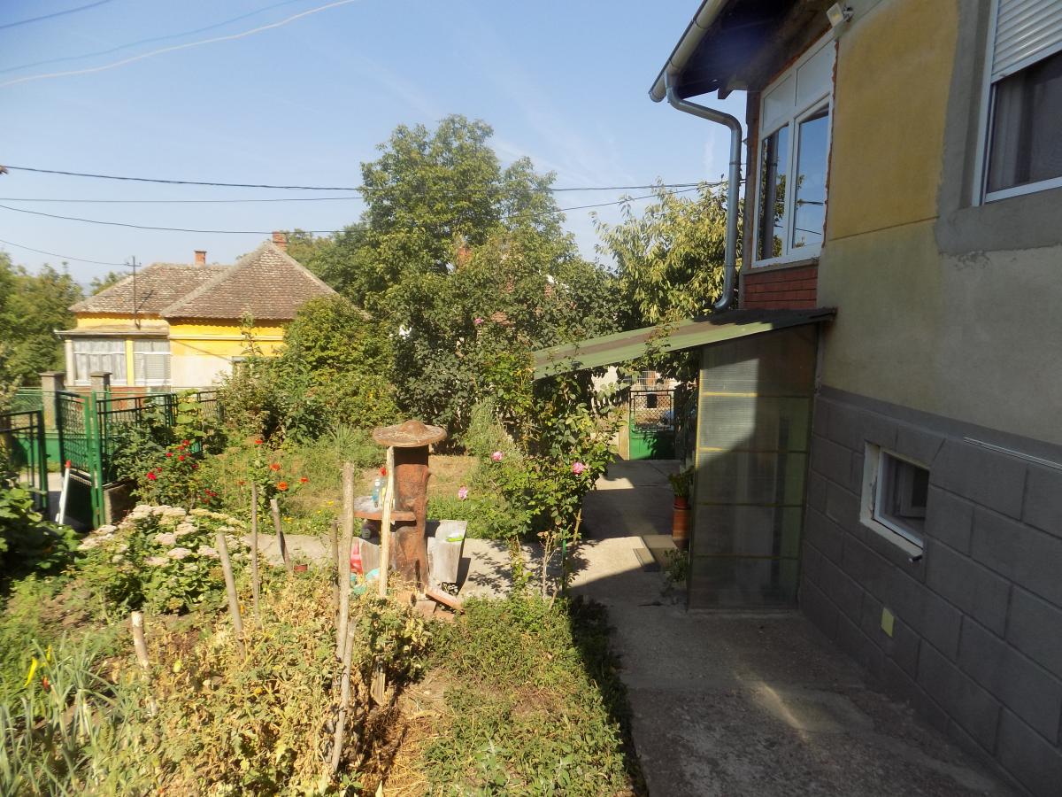 Na prodaju seosko domaćinstvo 12