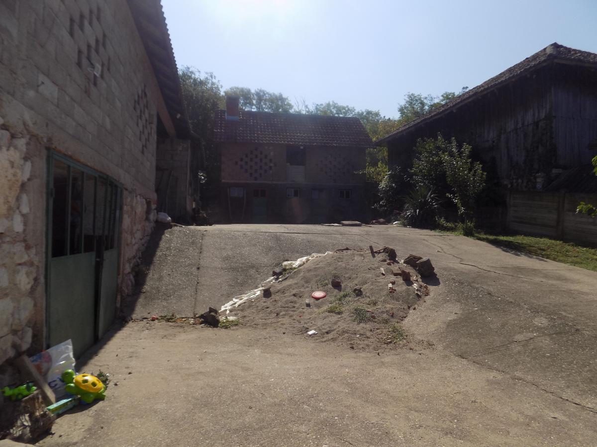 Na prodaju seosko domaćinstvo 15