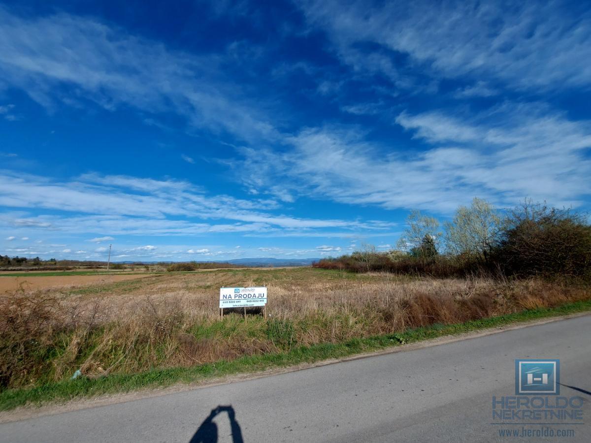 Prelepa parcela uz glavni put 2