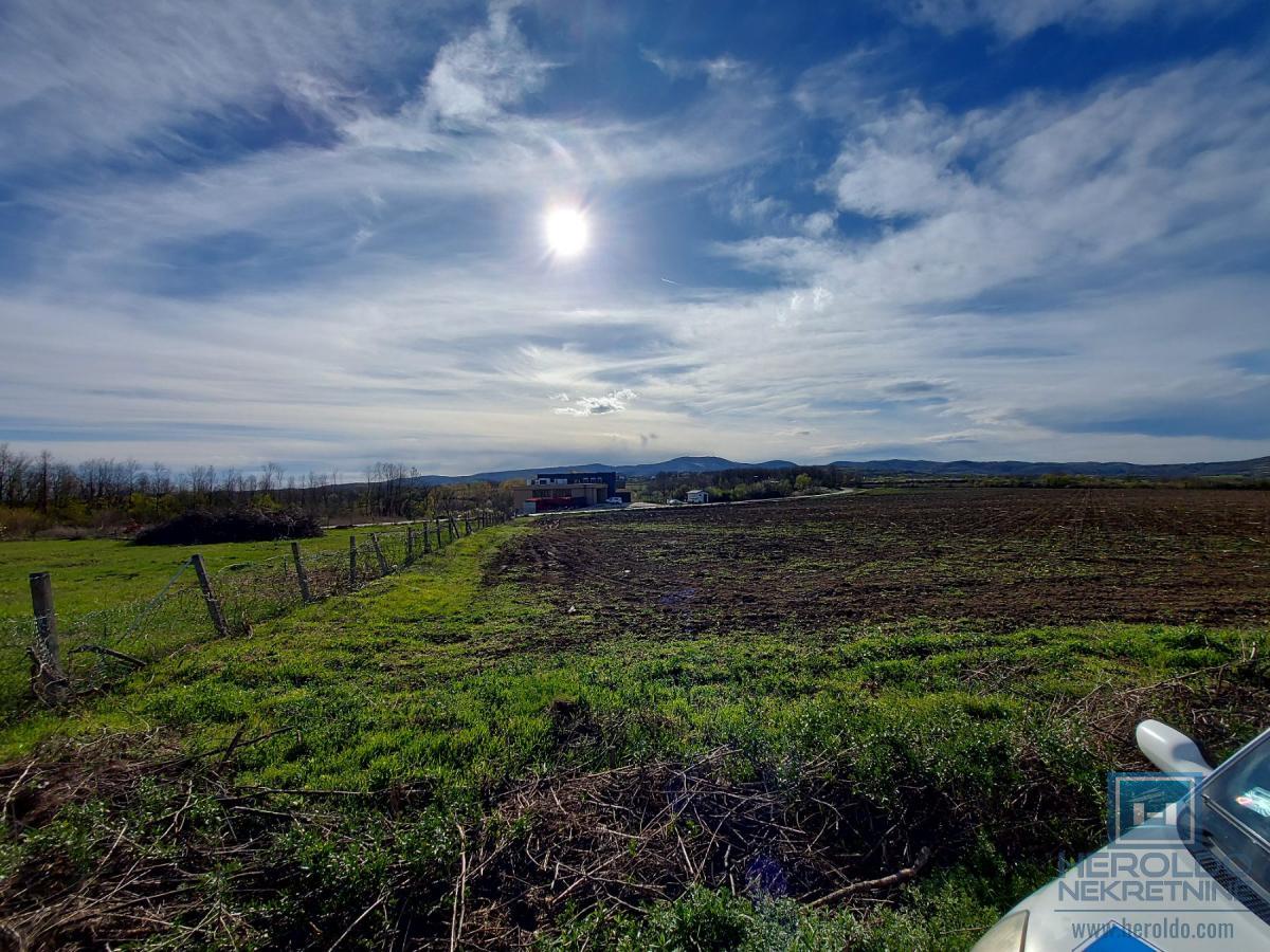 Prelepa parcela uz glavni put 4