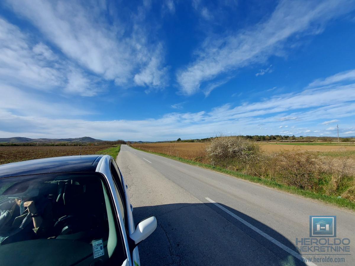 Prelepa parcela uz glavni put 5