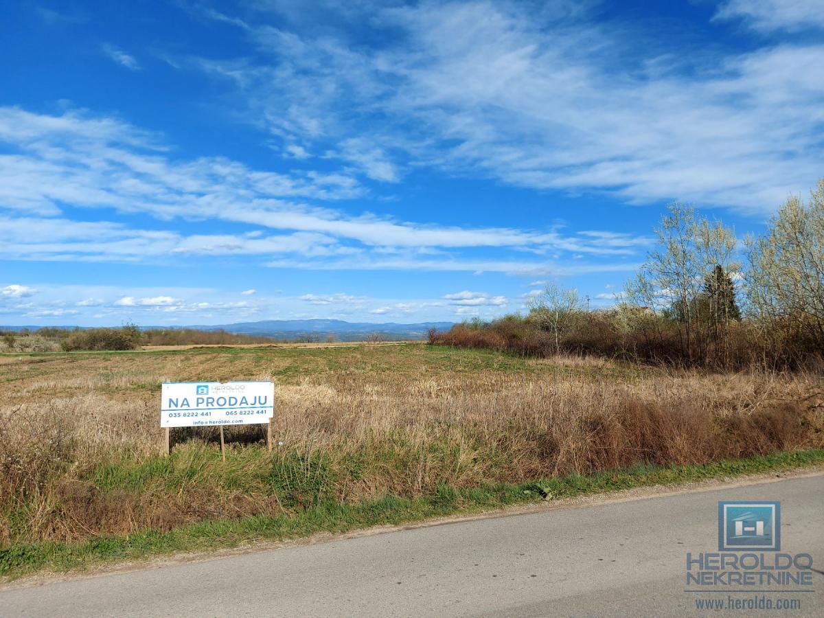 Prelepa parcela uz glavni put 6