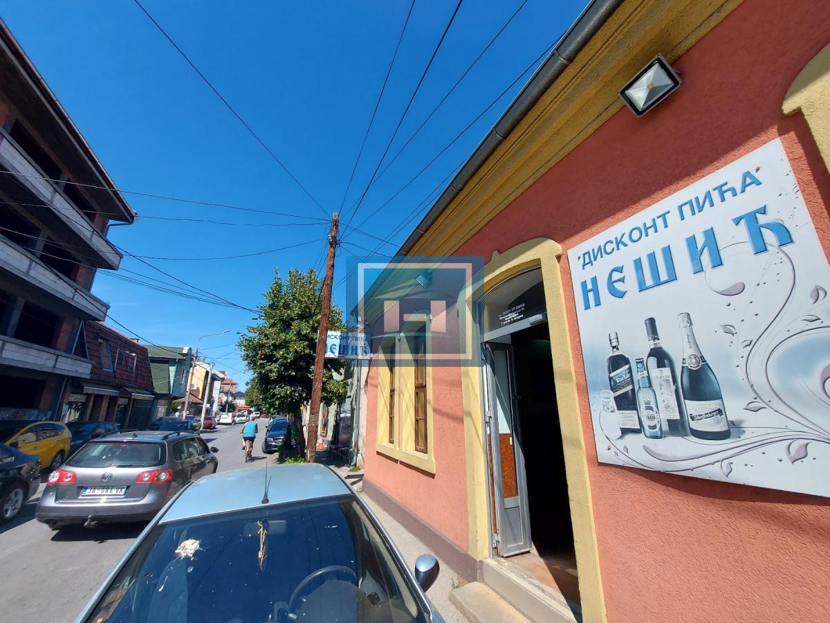 Razrađen poslovni prostor od 109m2 u širem centru 12