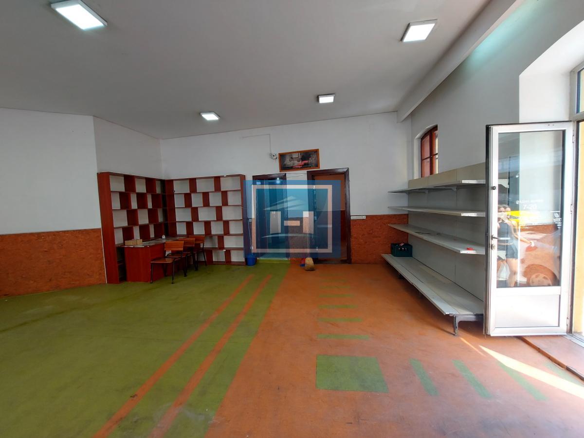 Razrađen poslovni prostor od 109m2 u širem centru 3