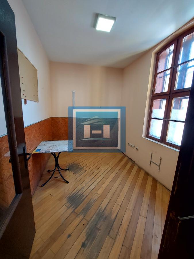 Razrađen poslovni prostor od 109m2 u širem centru 9