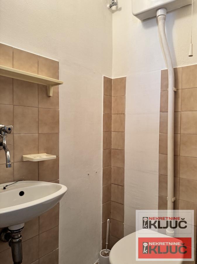 BULEVAR, 74m2, Troiposoban, Fasadna cigla, može ZA POSLOVNI PROSTOR 13