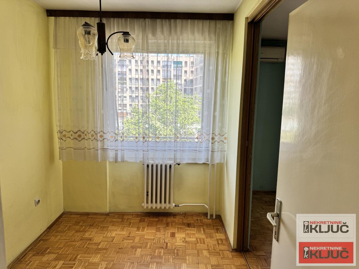 BULEVAR, 74m2, Troiposoban, Fasadna cigla, može ZA POSLOVNI PROSTOR 3