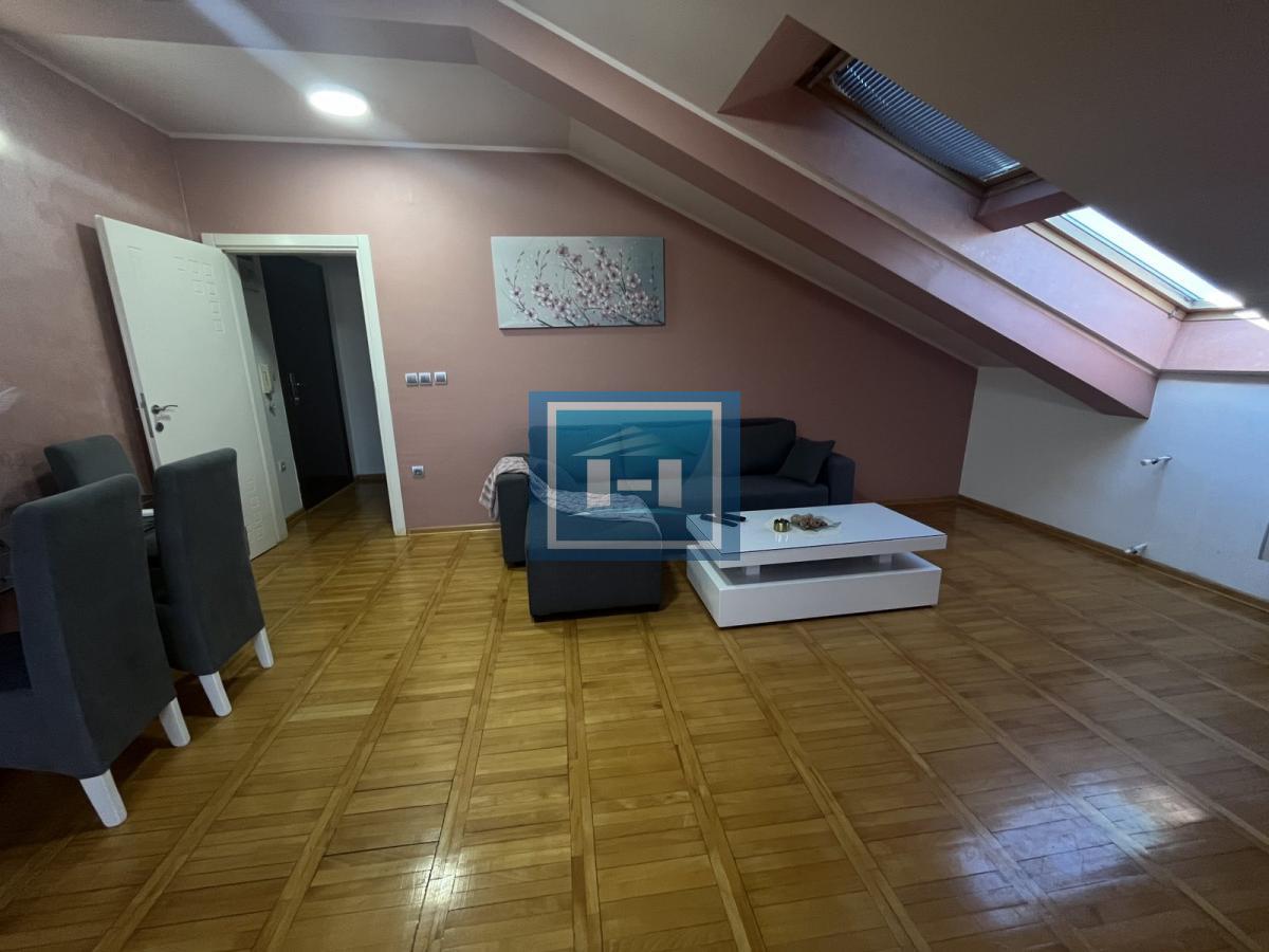 Namešten dvosoban stan u novijoj zgradi 2