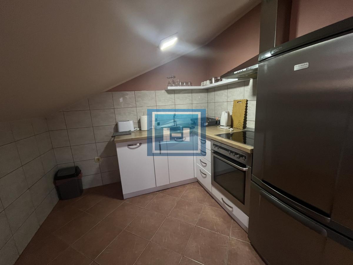 Namešten dvosoban stan u novijoj zgradi 5