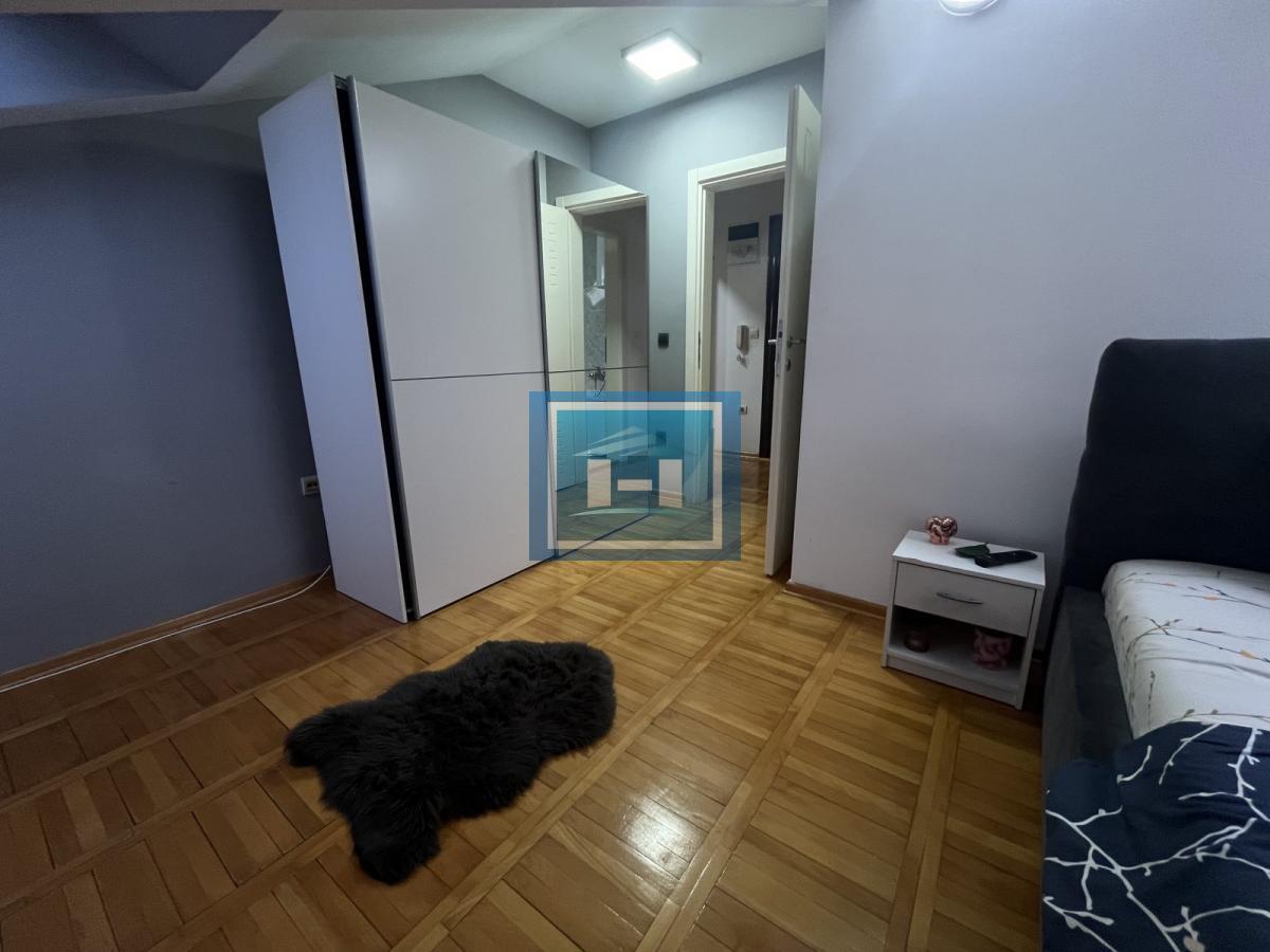 Namešten dvosoban stan u novijoj zgradi 8