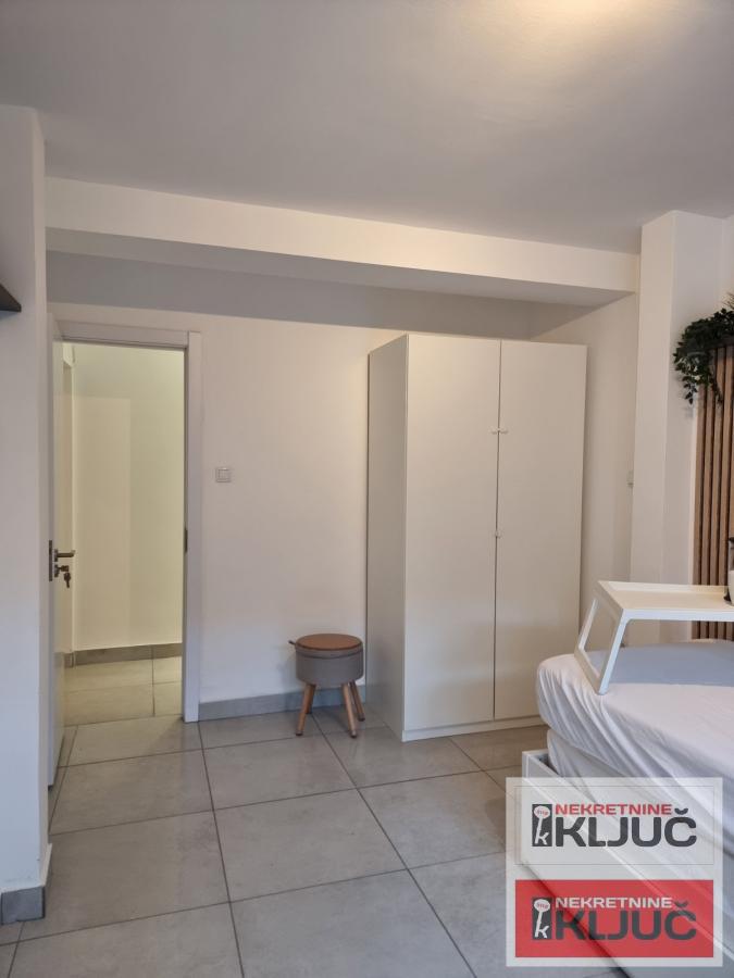 BLIZINA ZMAJ JOVINE ULICE-PEŠAČKA ZONA, 61m2, Dvosoban, Renoviran, Namešten 10