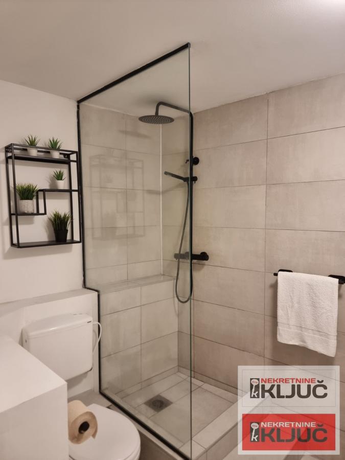 BLIZINA ZMAJ JOVINE ULICE-PEŠAČKA ZONA, 61m2, Dvosoban, Renoviran, Namešten 15