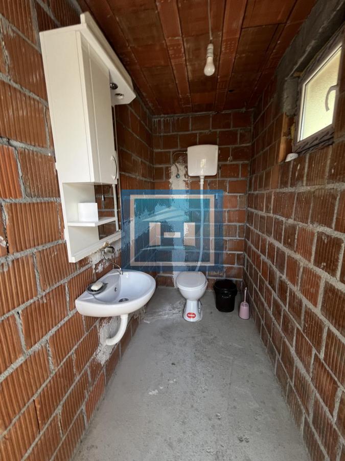 Na prodaju nova kuća 10 km od grada – legalizovana, useljiva i odmah dostupna 20