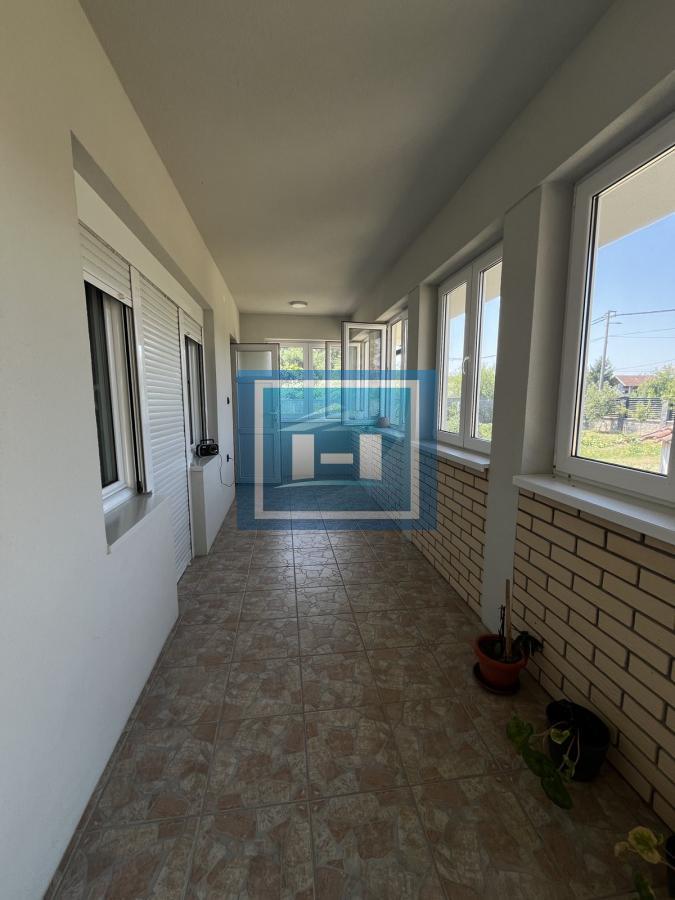 Na prodaju nova kuća 10 km od grada – legalizovana, useljiva i odmah dostupna 34