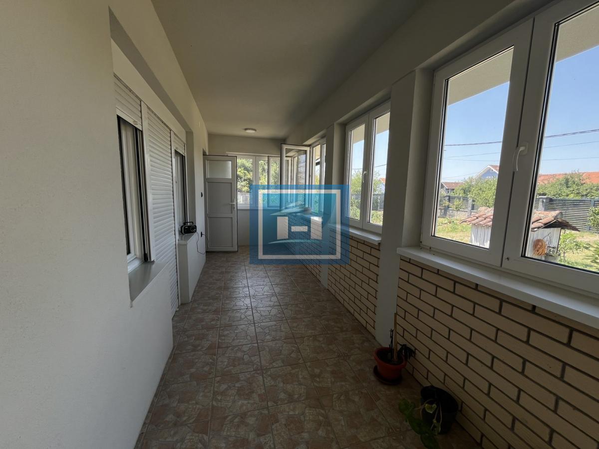 Na prodaju nova kuća 10 km od grada – legalizovana, useljiva i odmah dostupna 35